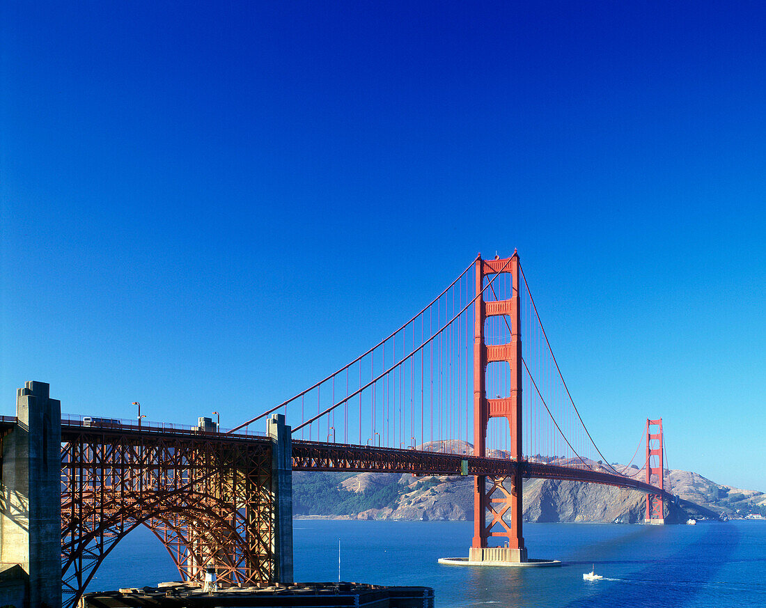 Golden gate bridge, San francisco, California, USA.