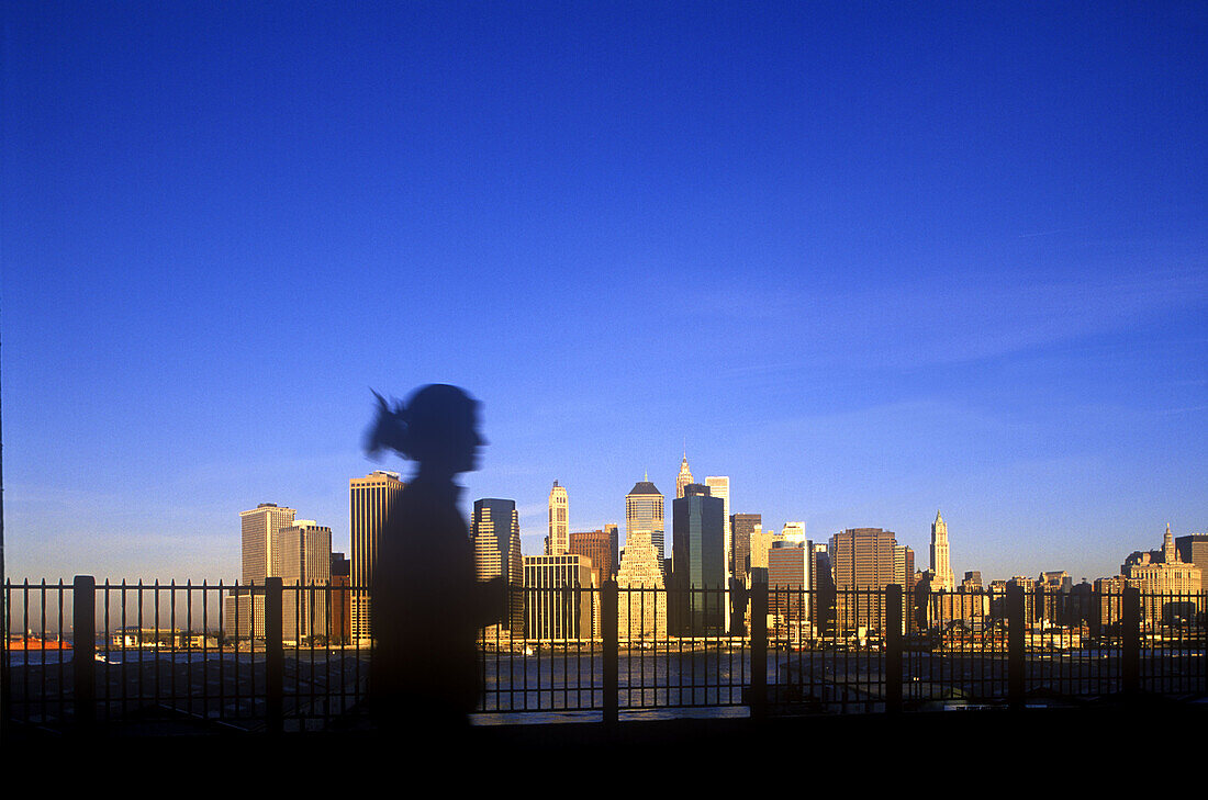 Jogger, Brooklyn promenade, Downtown skyline, Manhattan, New York, USA