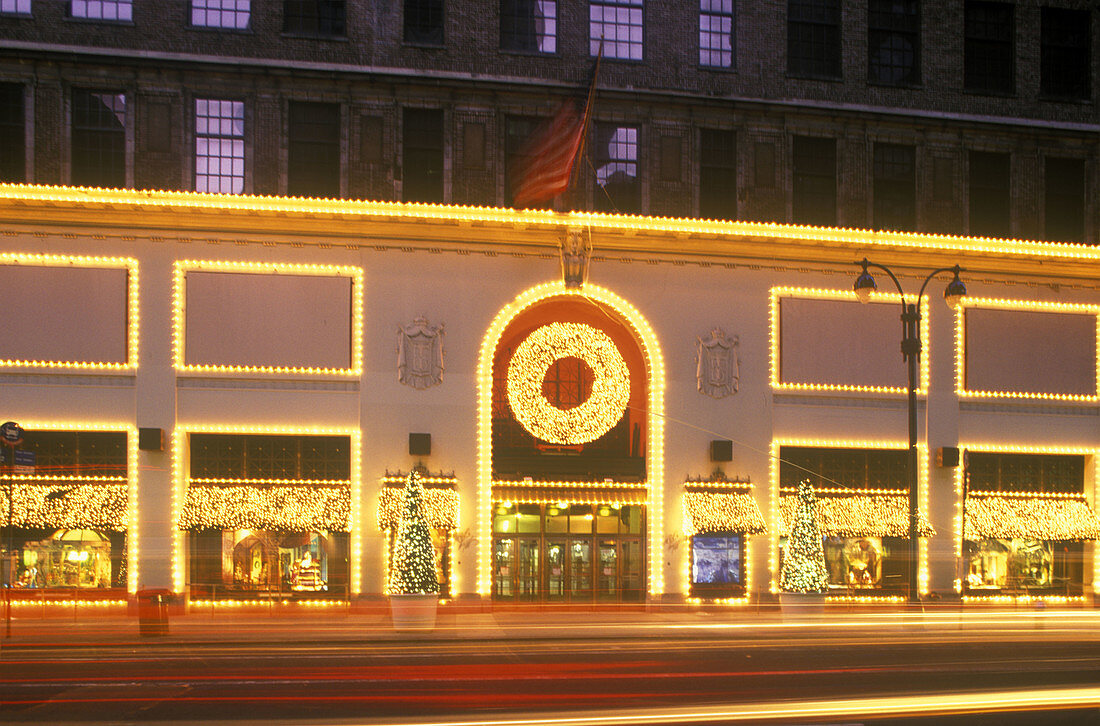 Lord and taylor department store, Fifth Avenue, Manhattan, New York, USA