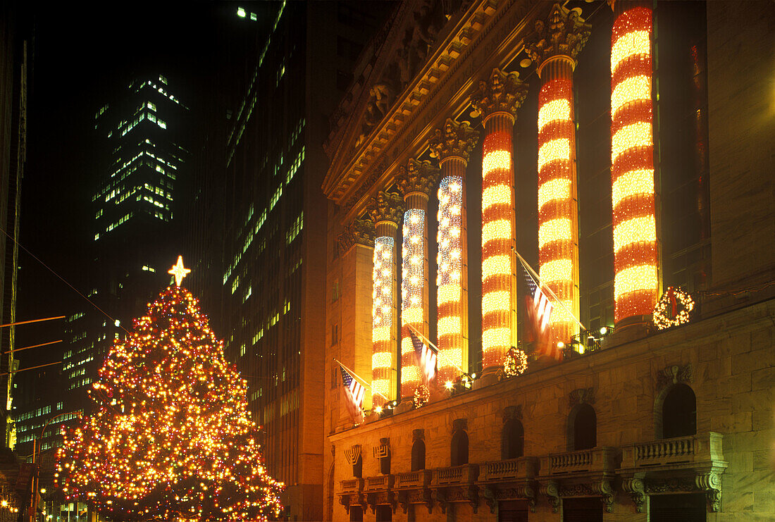 Christmas tree, Wall Street stock exchange, Manhattan, New York, USA
