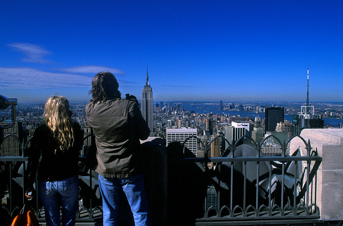 Couple, Observation deck, Midtown skyline, Manhattan, New York, USA