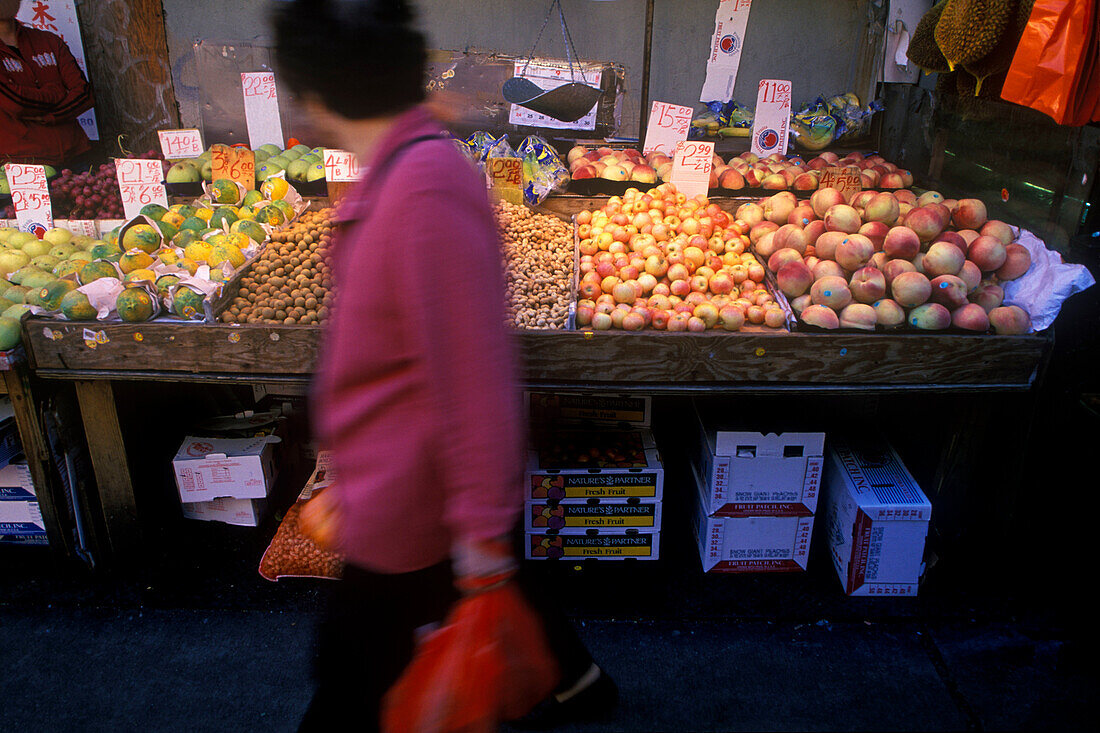 Oriental grocery shop, East broadway, Chinatown, Manhattan, New York, USA