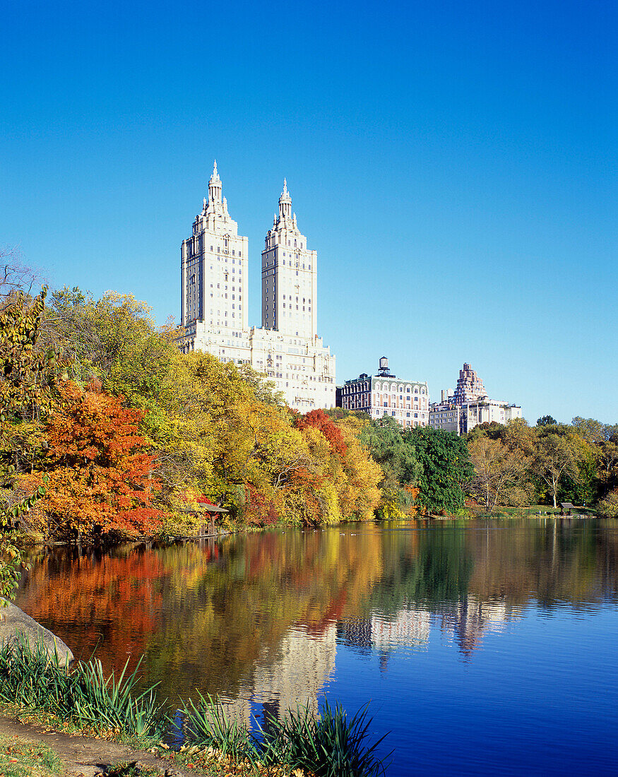 The Lake, Central Park west, Manhattan, New York, USA