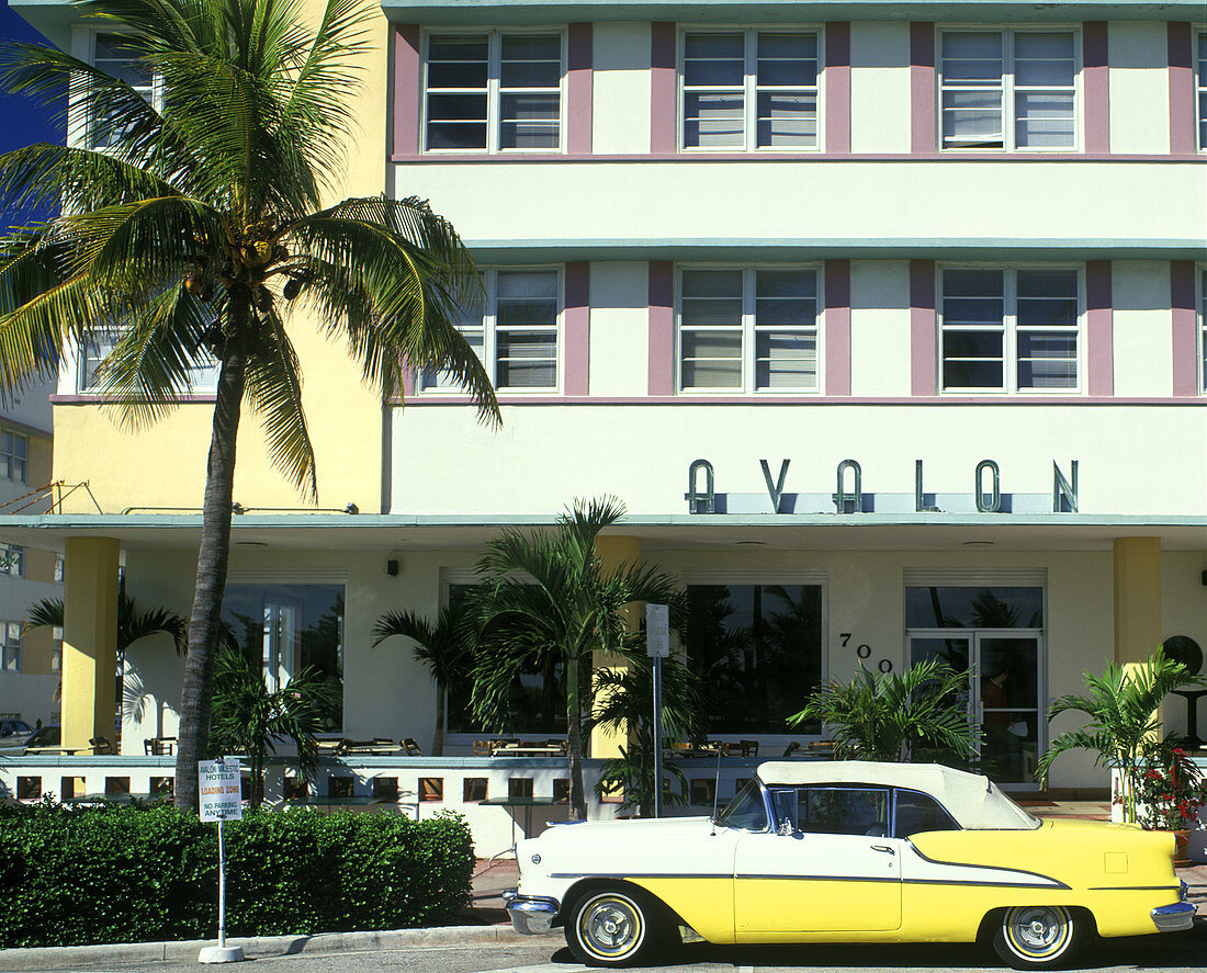 Car/automobile. street scene, Ocean drive, Miami beach, Florida, USA.