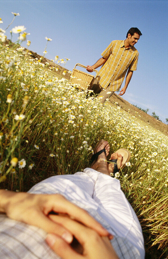 ets, Caucasian, Caucasians, Color, Colour, Contemporary, Country, Countryside, Couple, Couples, Daisies, Daisy, Daytime, Exterior, Female, Flower, Flowers, Hold, Holding, Human, Leisure, Lifestyle, Li