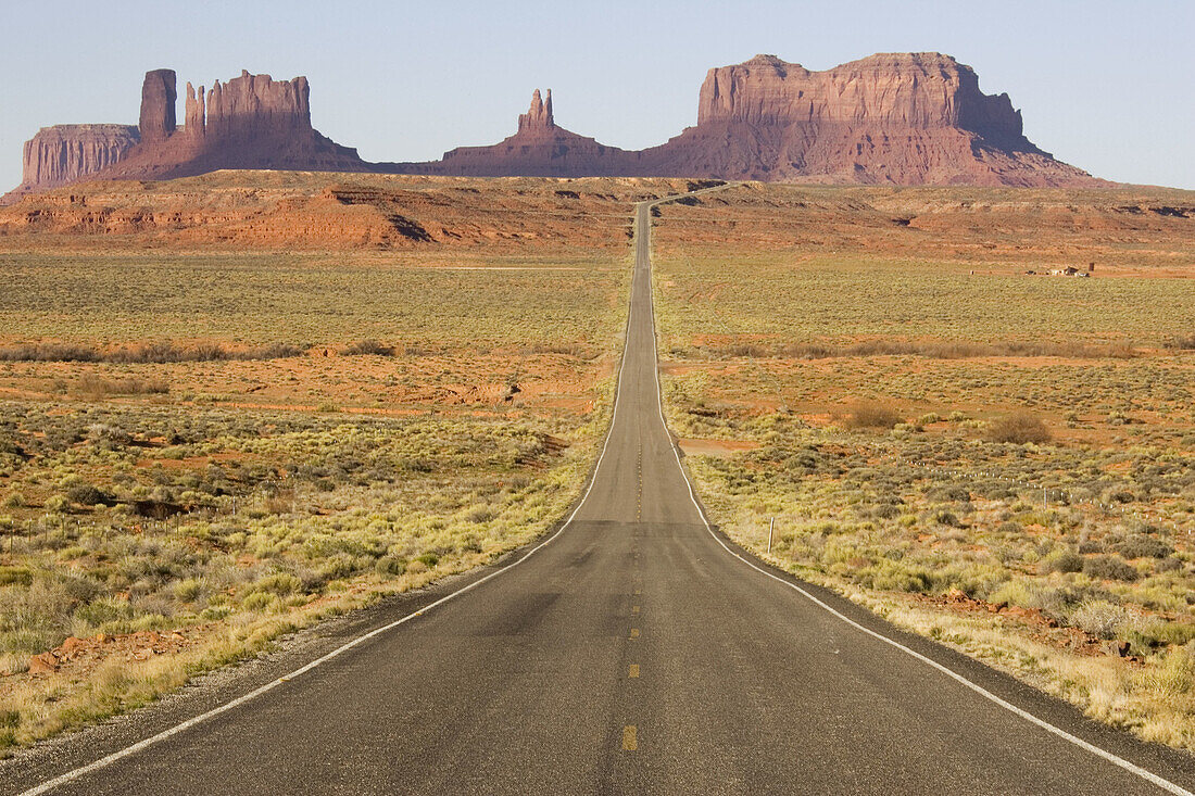 One of the most famous images of the Monument Valley is the long straight road (US 163) leading across flat desert towards sandstone buttes and pinnacles of rock. Monument Valley Tribal Park, Navajo Nation, Arizona/Utah, USA.