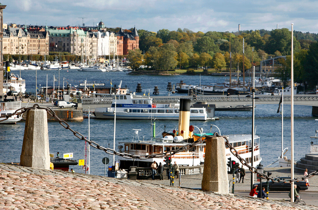 Slottsbacken, Gamla Stan (Altstadt) mit Blick zu Blasieholmen, Stockholm, Schweden