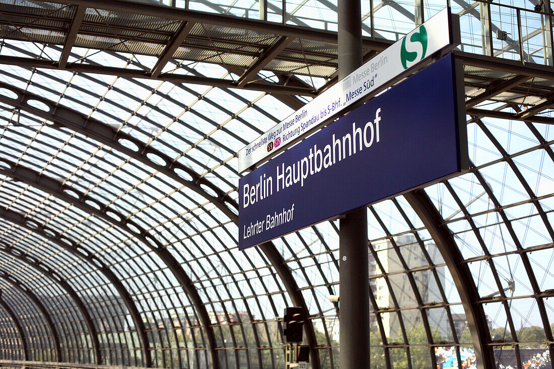 Informationsschild am Bahnsteig, Hauptbahnhof, Berlin, Deutschland