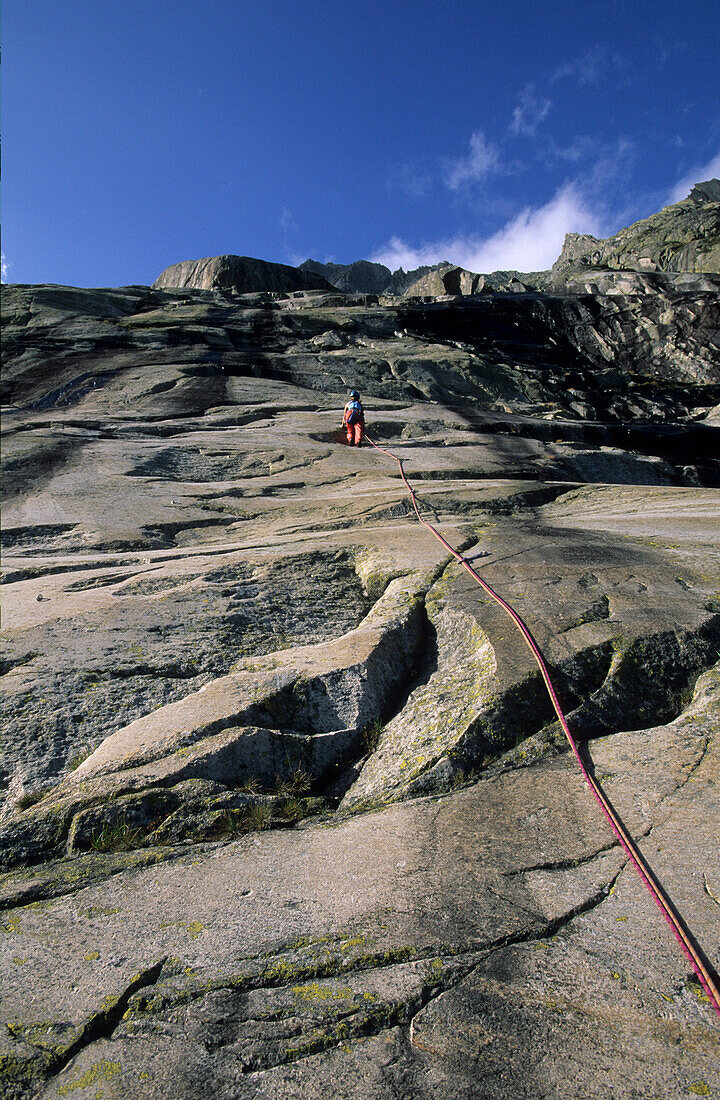 junge Frau klettert auf Granitplatten, Bächlital, Grimsel, Berner Oberland, Schweiz