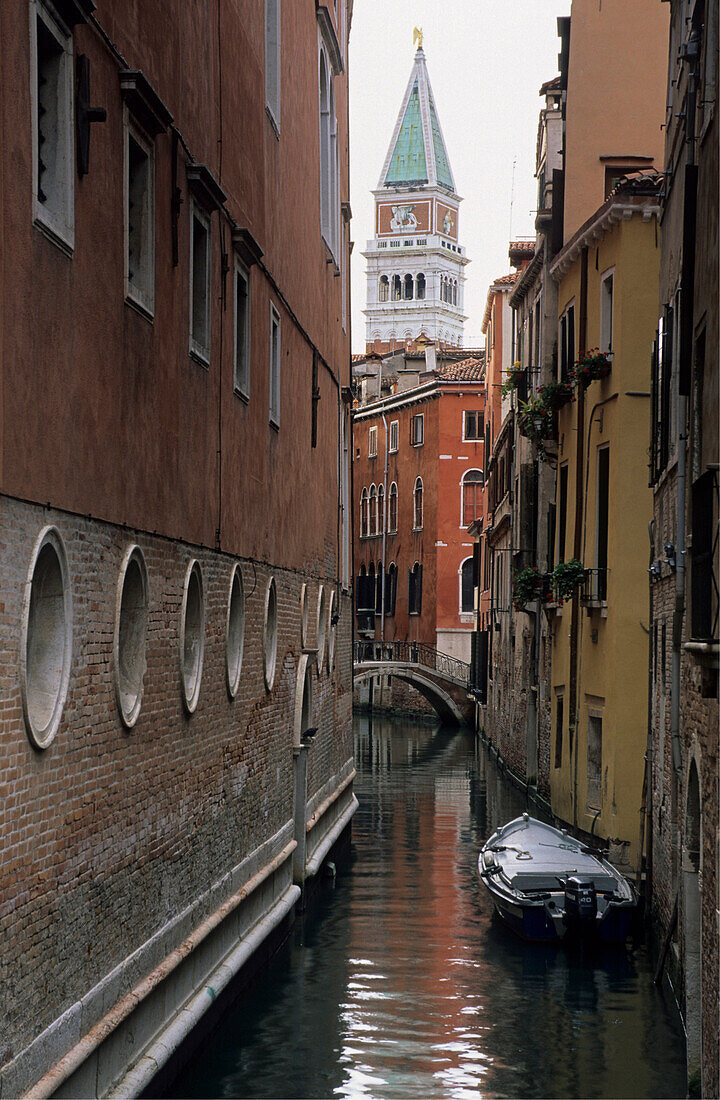 Kanal mit Brücke und Kirchturm in Venedig, Venezien, Italien