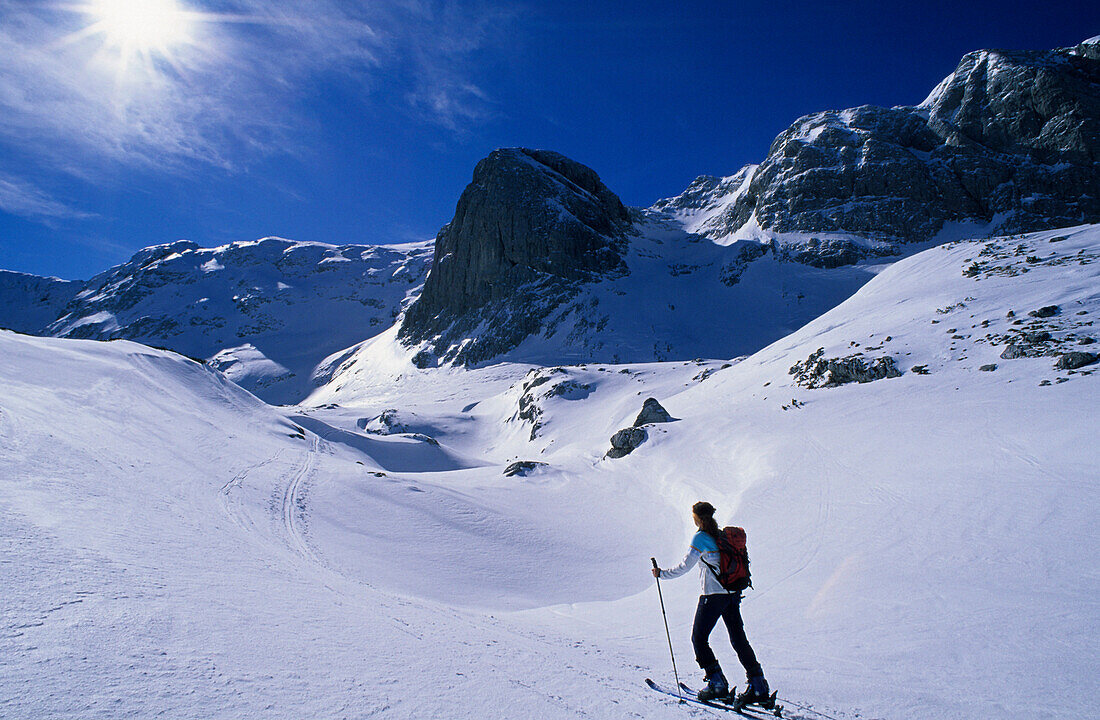 Skitourengeher im Aufstieg durch das Alpltal zum Hohen Göll, Berchtesgadener Alpen, Oberbayern, Bayern, Deutschland