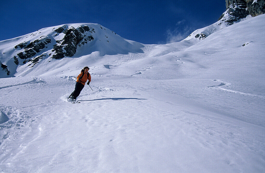 Junge Frau bei Abfahrt, Berchtesgadener Alpen, Salzburg, Österreich