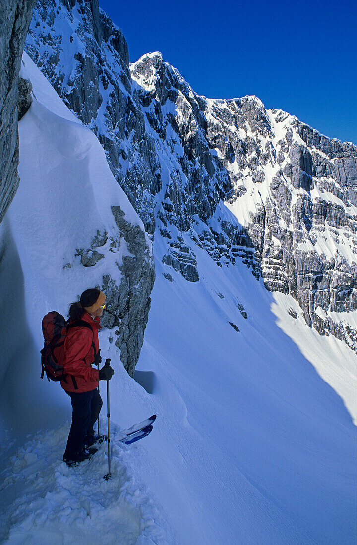 Skifahrerin steht am Hang vor einer Abfahrt, Blaueisgletscher, Berchtesgadener Alpen, Oberbayern, Bayern, Deutschland
