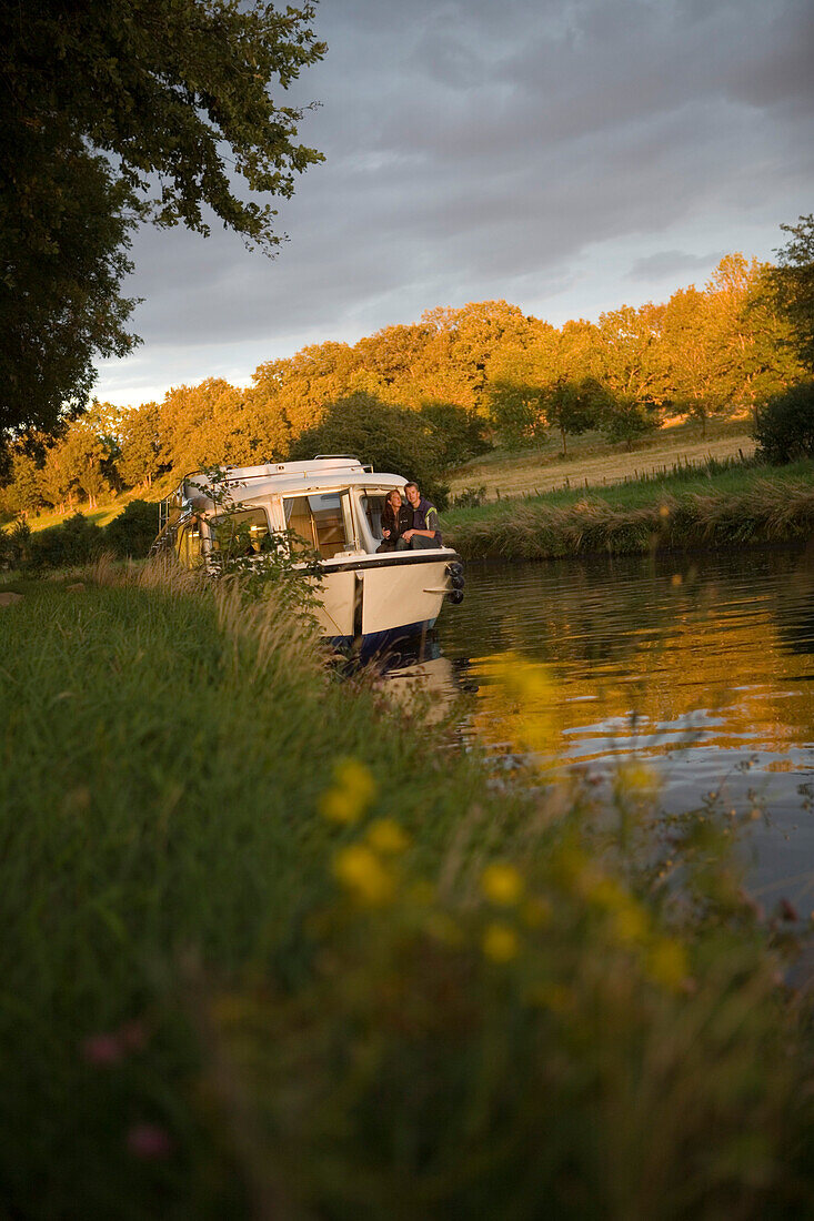 Paar auf Crown Blue Line Calypso Hausboot am Canal de la Marne au Rhin, nahe Heming, Elsass, Frankreich, Europa