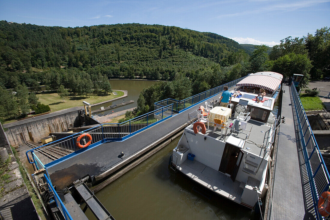 Hausboot und Ausflugsboot auf dem Saint-Louis-Arzviller Schiffshebewerk am Canal de la Marne au Rhin, Arzviller, Elsass, Frankreich, Europa