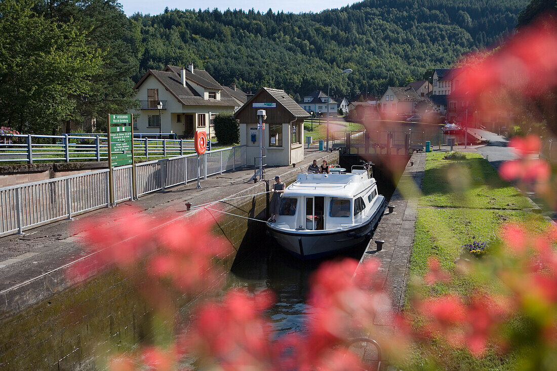 Crown Blue Line Calypso Hausboot in der Schleuse 21 am Canal de la Marne au Rhin, Lutzelbourg, Elsass, Frankreich, Europa