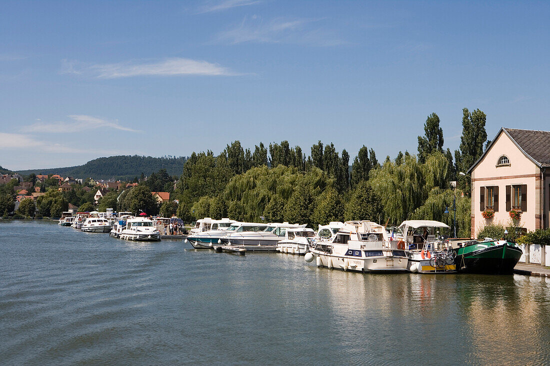 Hausboote liegen an der Saverne Marina am Canal de la Marne au Rhin, Saverne, Elsass, Frankreich, Europa