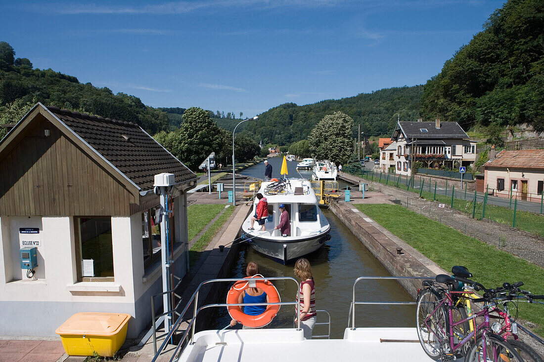 Crown Blue Line Hausboote in Schleuse 22 am Canal de la Marne au Rhin, Lutzelbourg, Elsass, Frankreich, Europa