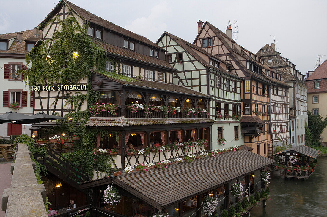 Restaurant Au Pont St. Martin und weitere Fachwerkhäuser im Viertel La Petite France, Strassburg, Elsass, Frankreich