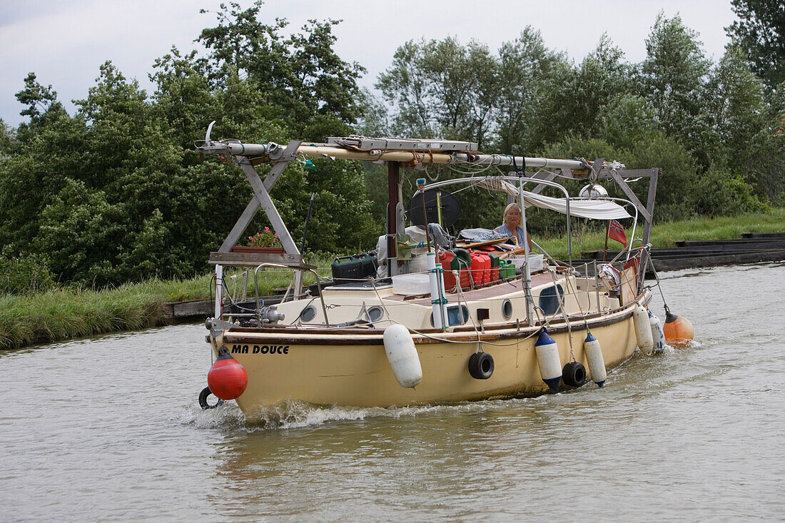 Frau auf Segelboot am Canal de la Marne au Rhin, nahe Schwindratzheim, Elsass, Frankreich, Europa