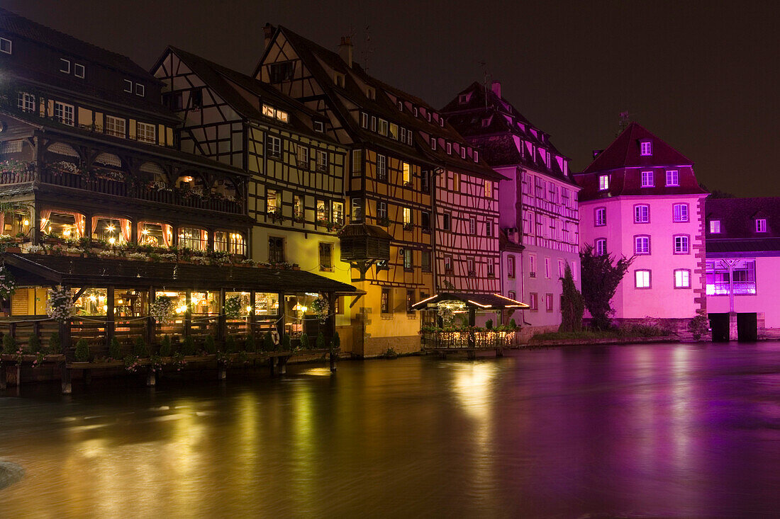 Angeleuchtete Fachwerkhäuser im Viertel La Petite France an Seitenarm der Ill, Strassburg, Elsass, Frankreich