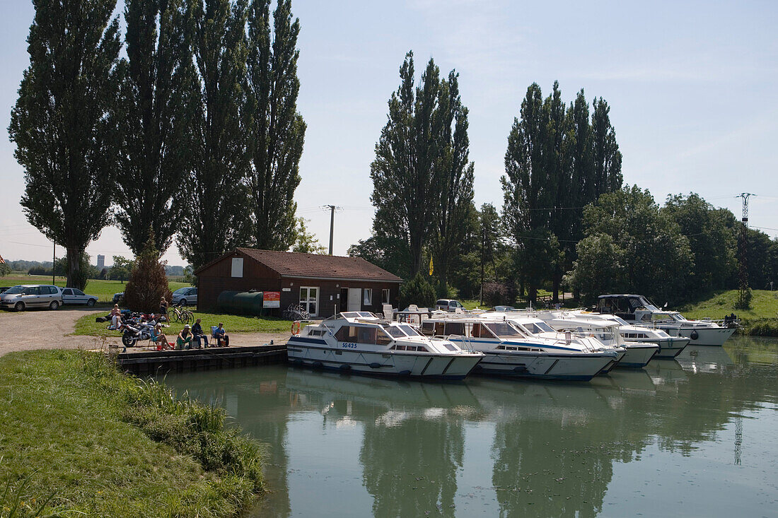 Die Marina der Crown Blue Line Hausboot Charterbasis am Canal du Rhon au Rhin, Boofzheim, Elsass, Frankreich, Europa