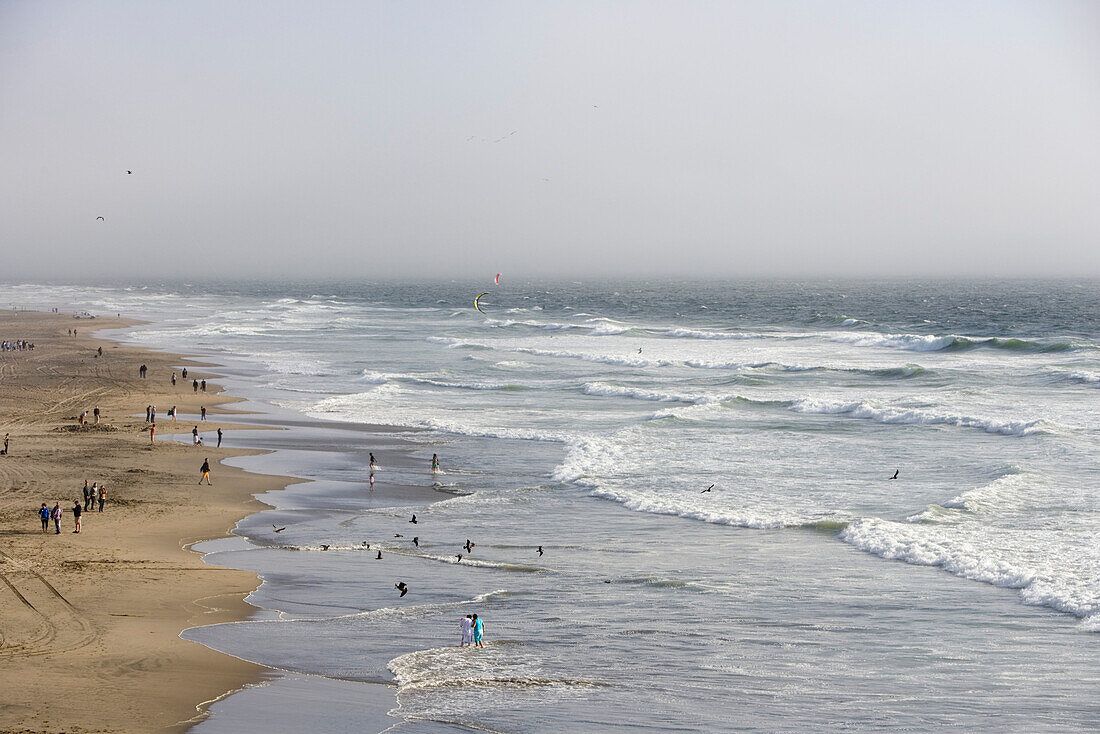Kitesurfer am Ocean Beach Strand von San Francisco, Kalifornien, USA