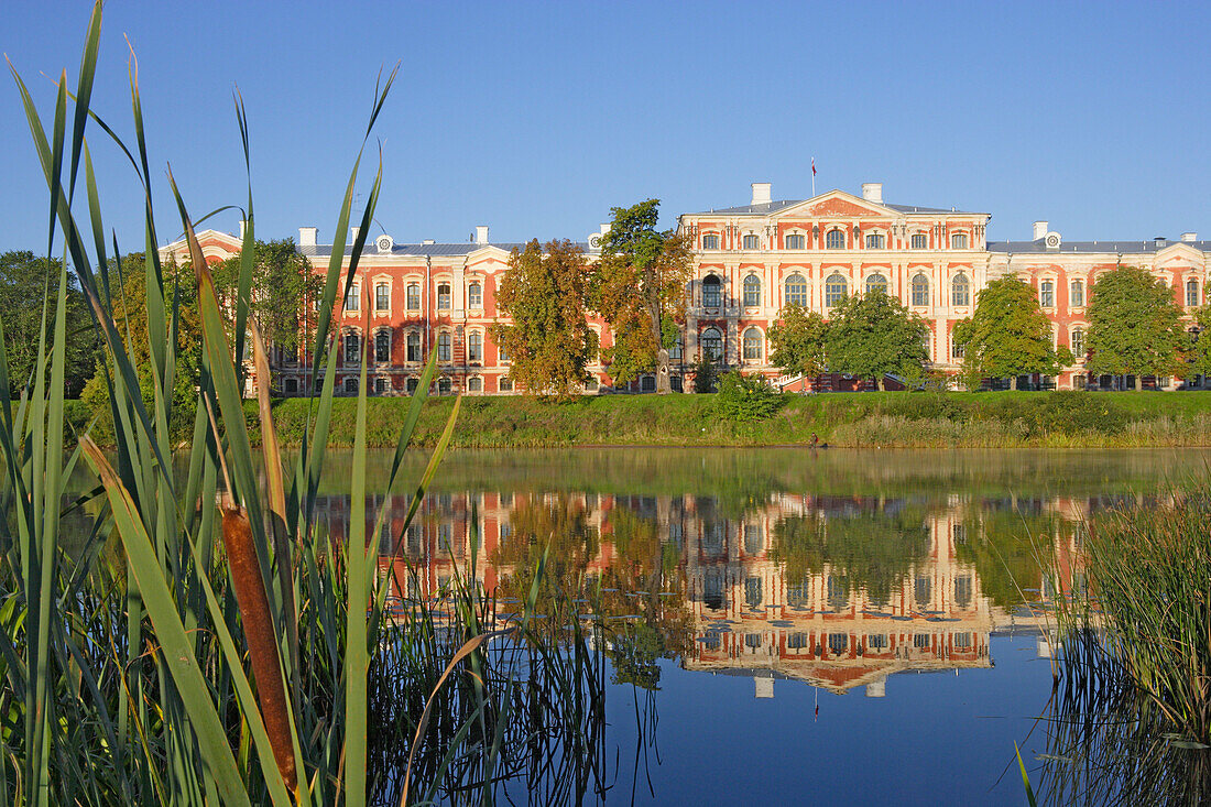 Jelgava, Schloss; nach einem Entwurf von Bartolomeo Rastrelli am Fluss Lielupe gebaut (Mitte 18. Jhd)