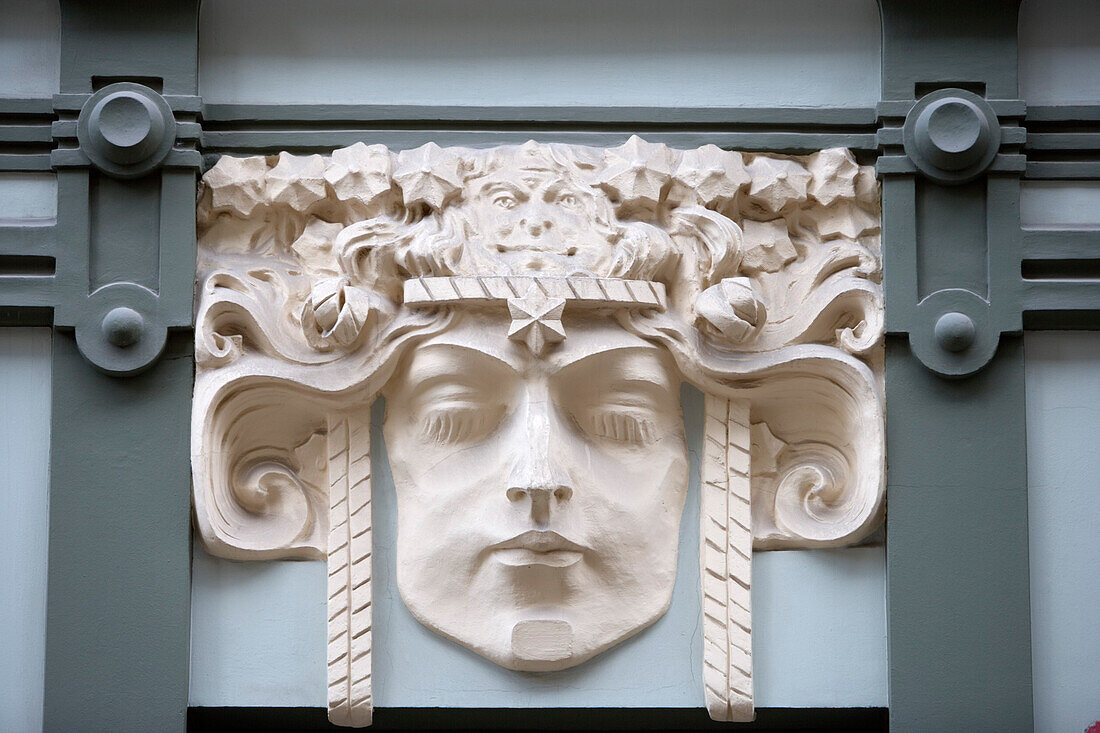 Detail in einer Jugendstilfassade in der Elizabetes Strasse