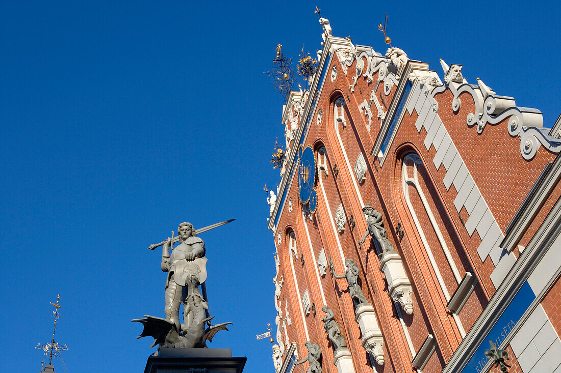 Schwarzhaeupterhaus und Turm der Petrikirche, im Vordergrund die Statue von Roland