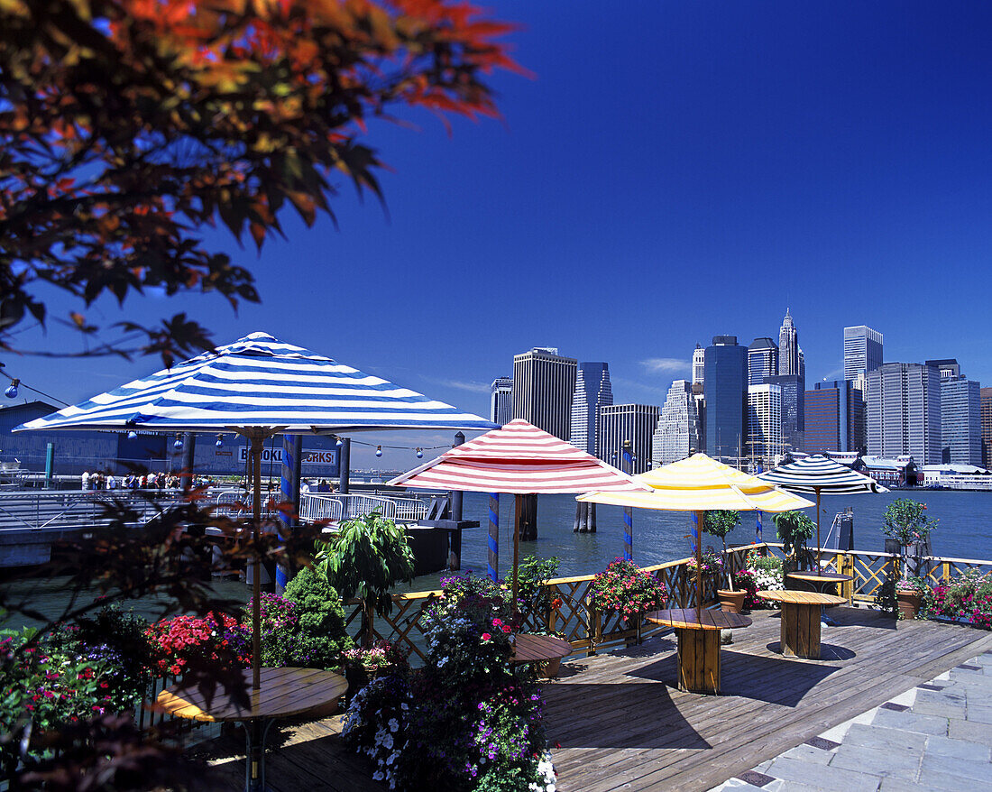 River cafe, Brooklyn bridge, Manhattan skyline, New York, USA