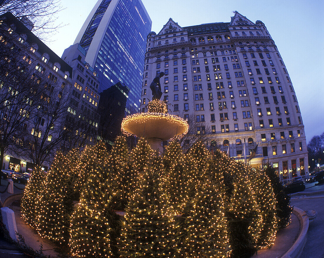 Christmas, Pulitzer fountain, Plaza hotel, Manhattan, New York, USA