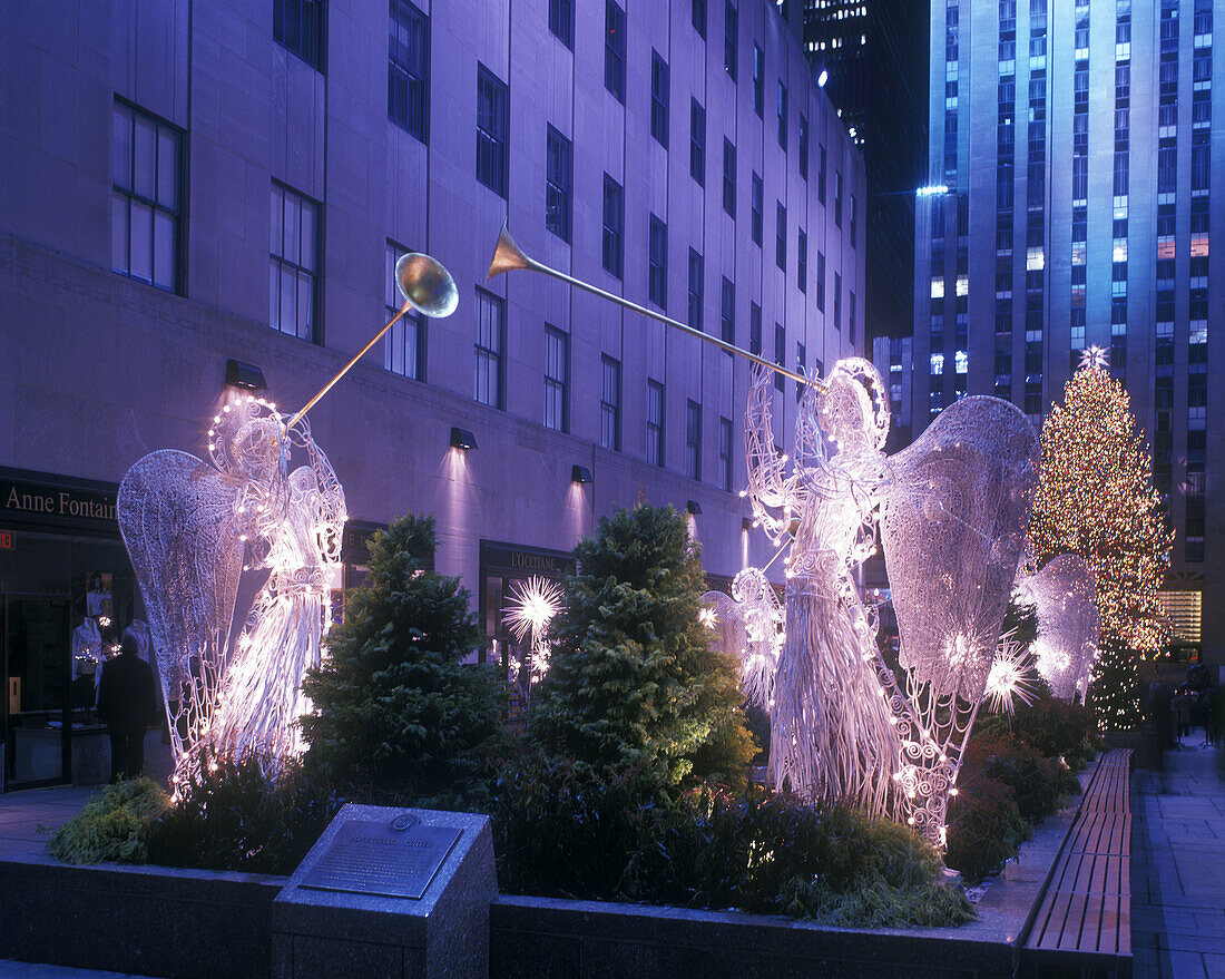 Christmas angels, Rockefeller Center, 5th. Avenue, Manhattan, New York, USA