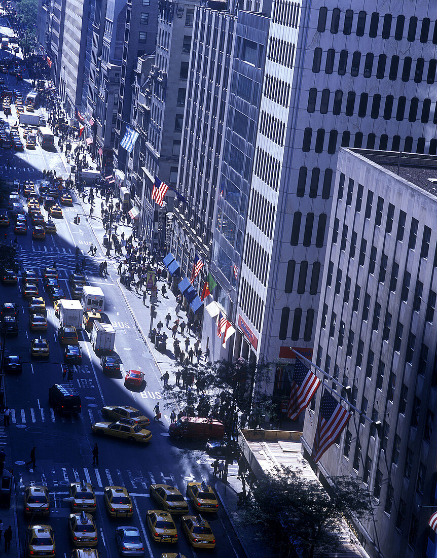 Crowds, Street scene, 5th Avenue, Midtown manhattan, New York, USA