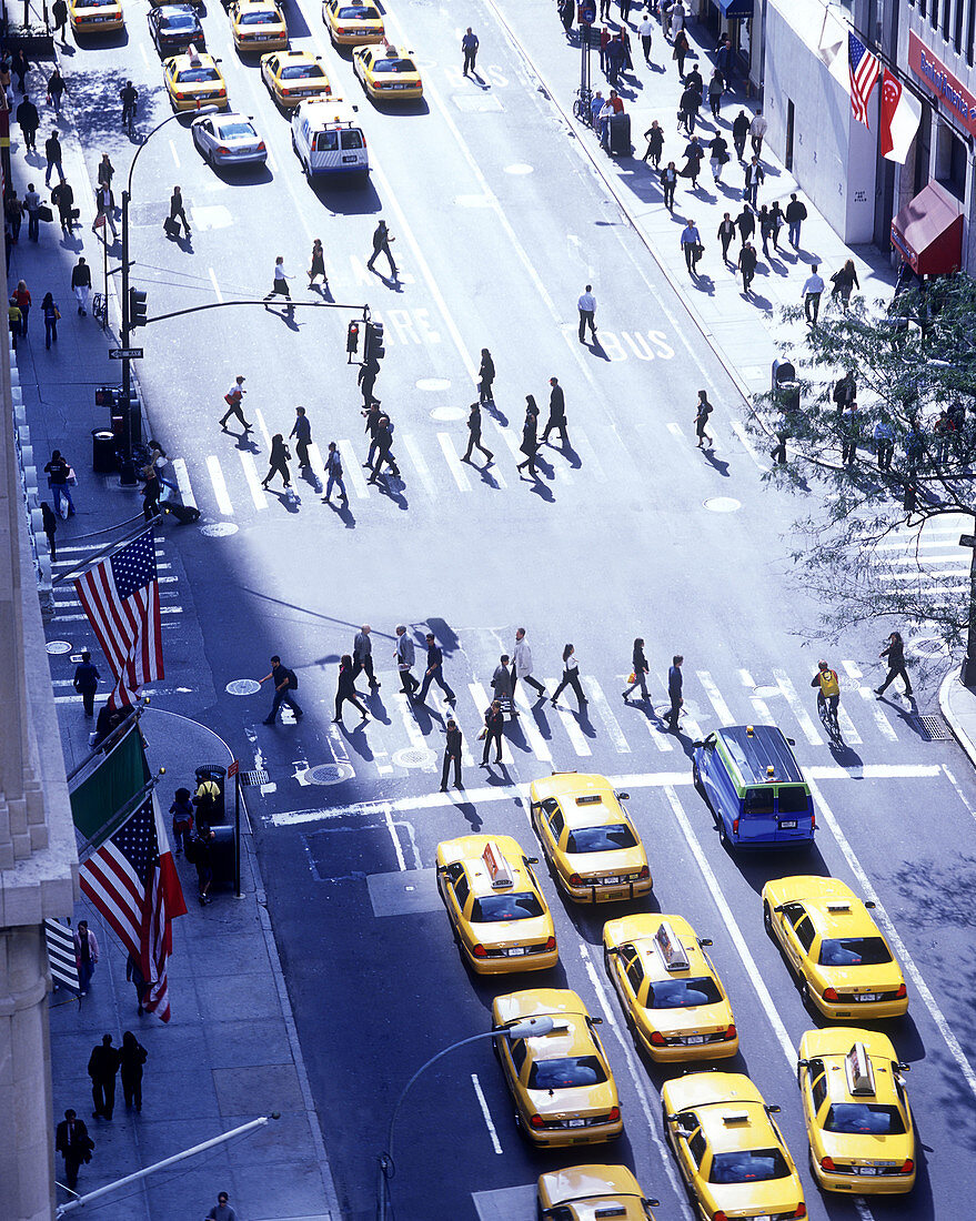 Crowds, Street scene, 5th Avenue, Midtown manhattan, New York, USA