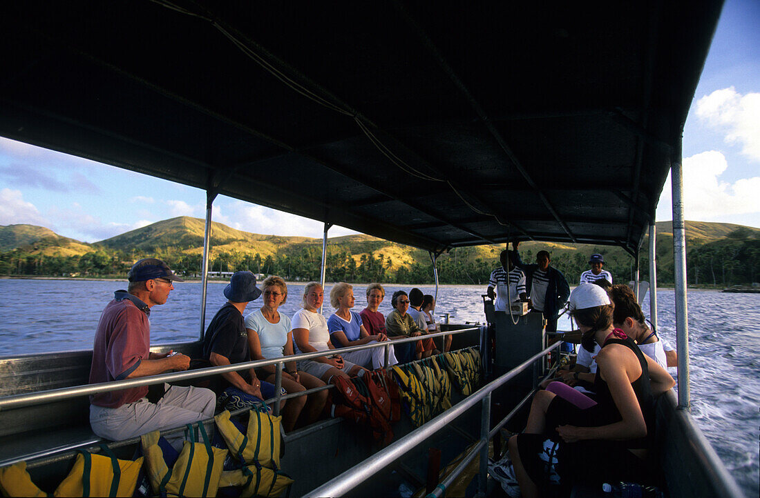 Beiboot der MV Reef Escape transportiert Passagiere zur Yasawa Island, Yasawa Gruppe, Fidschi, Südsee