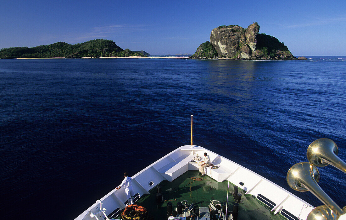 Kreuzfahrtschiff, Die MV Reef Escape nähert sich Navadra Island, Mamanuca Gruppe, Fidschi, Südsee