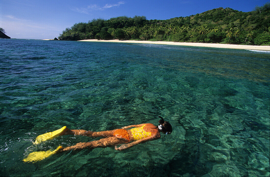 Frau beim Schnorcheln vor Navadra Island, Mamanuca Gruppe, Fidschi, Südsee