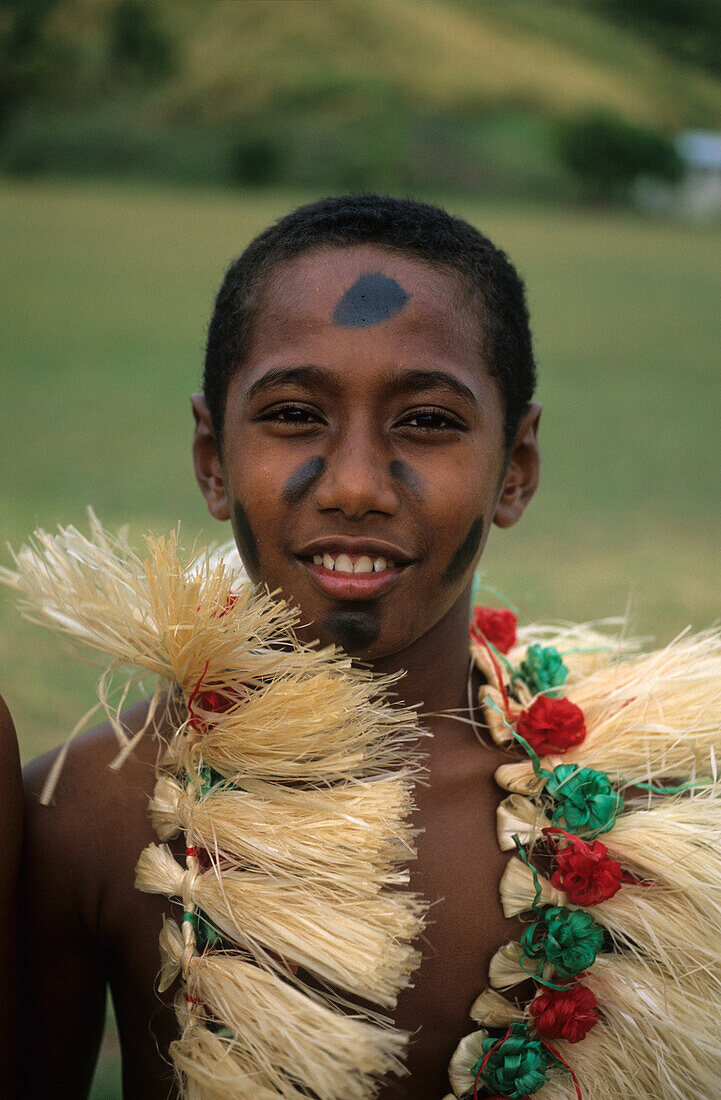 Traditionell gekleideter junger Bub, einheimischer Junge im Naboro Dorf auf Waya Sewa Island, Yasawa Gruppe, Fidschi, Südsee