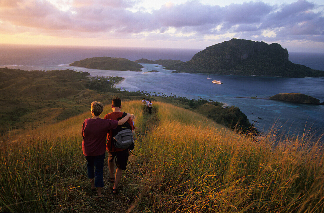 Zwei Leute betrachten den Aussicht, Wanderung, Blick von Yasawa Island über die Blaue Lagune zur Insel Sawi-i-Lau, Yasawa Gruppe, Fidschi, Südsee