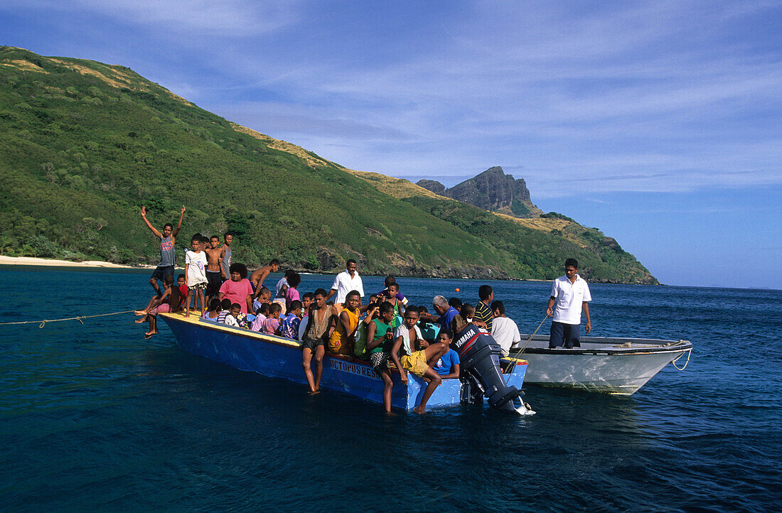 Schulboot in der Octopus Bay vor Waya Island, Yasawa Gruppe, Fidschi, Südsee