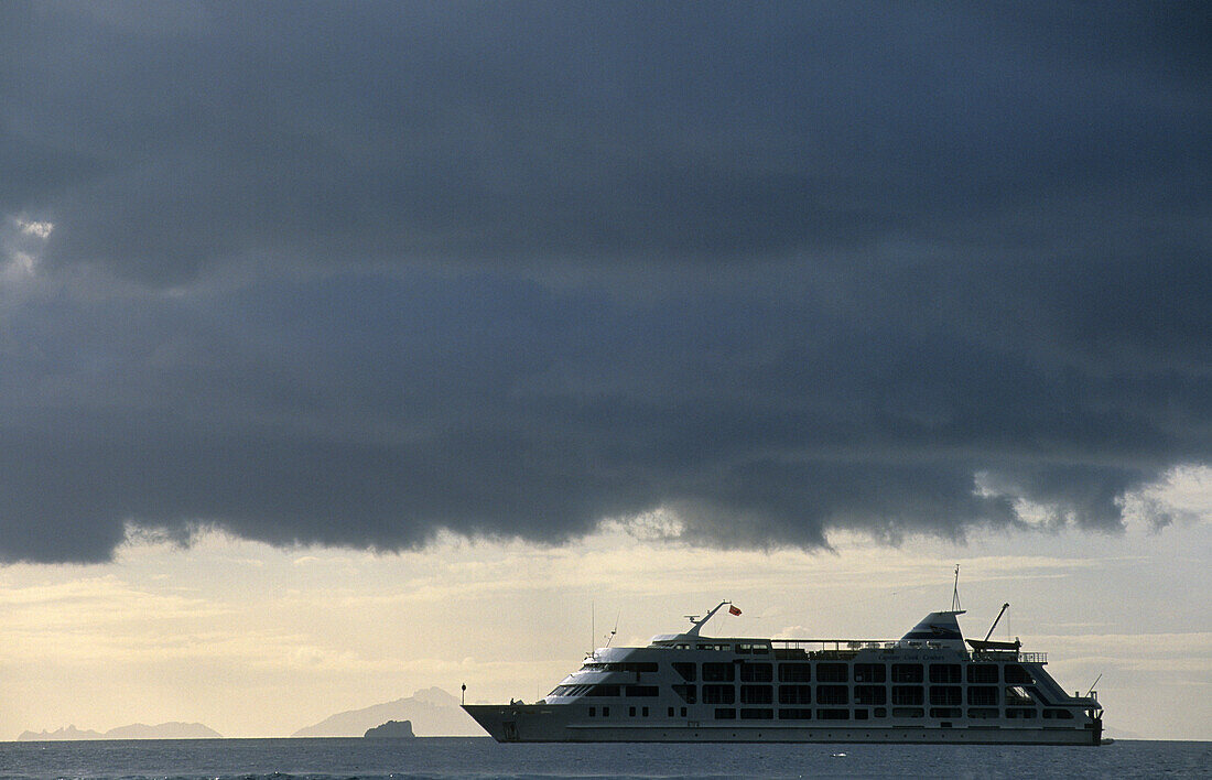 Kreuzfahrtschiff, die MV Reef Escape vor Tivola Island, Mamanuca Gruppe, Fidschi, Südsee