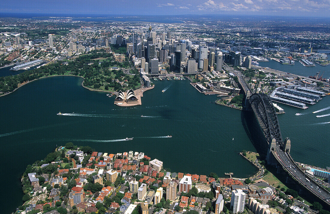 Luftaufnahme von North Sydney über den Hafen zur City, Sydney, New South Wales, Australien
