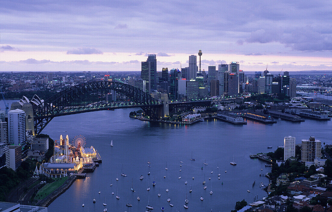 Blick von North Sydney auf Hafen, Hafenbrücke und City, links unten Luna Park, Sydney, New South Wales, Australien