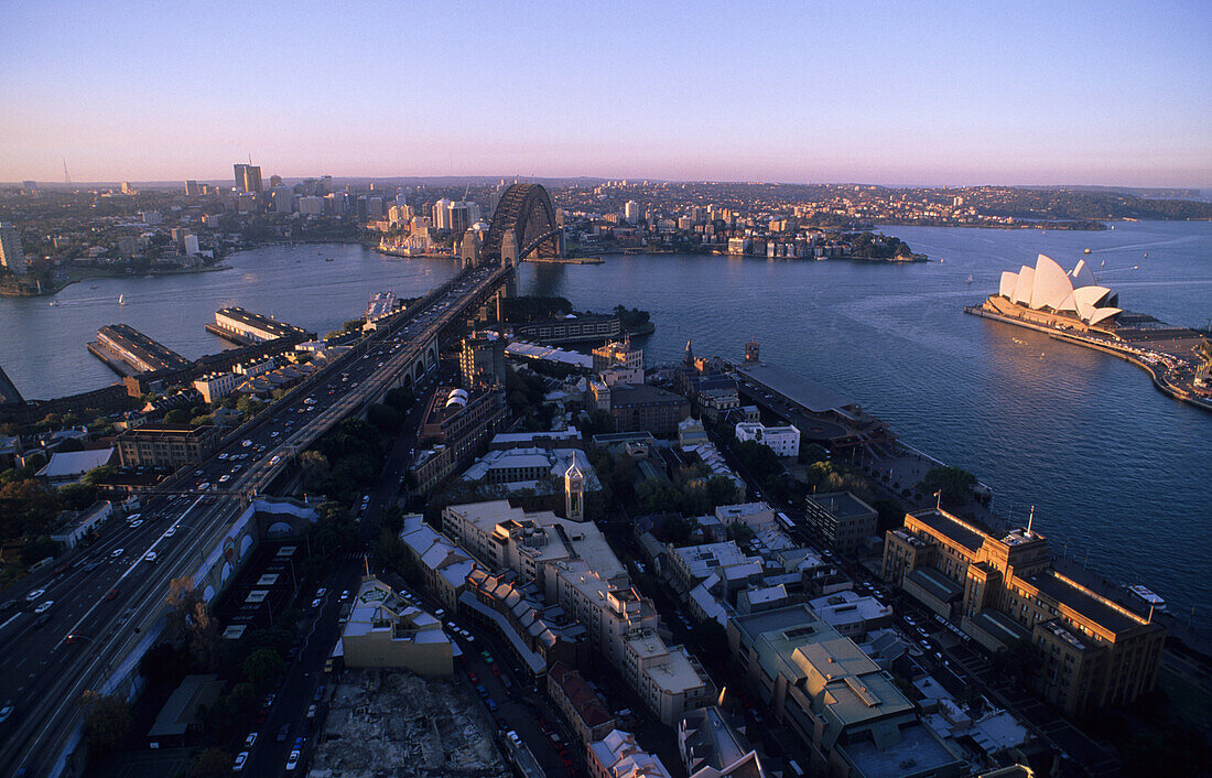 Blick von der City über The Rocks und Hafen nach North Sydney, Sydney, New South Wales, Australien