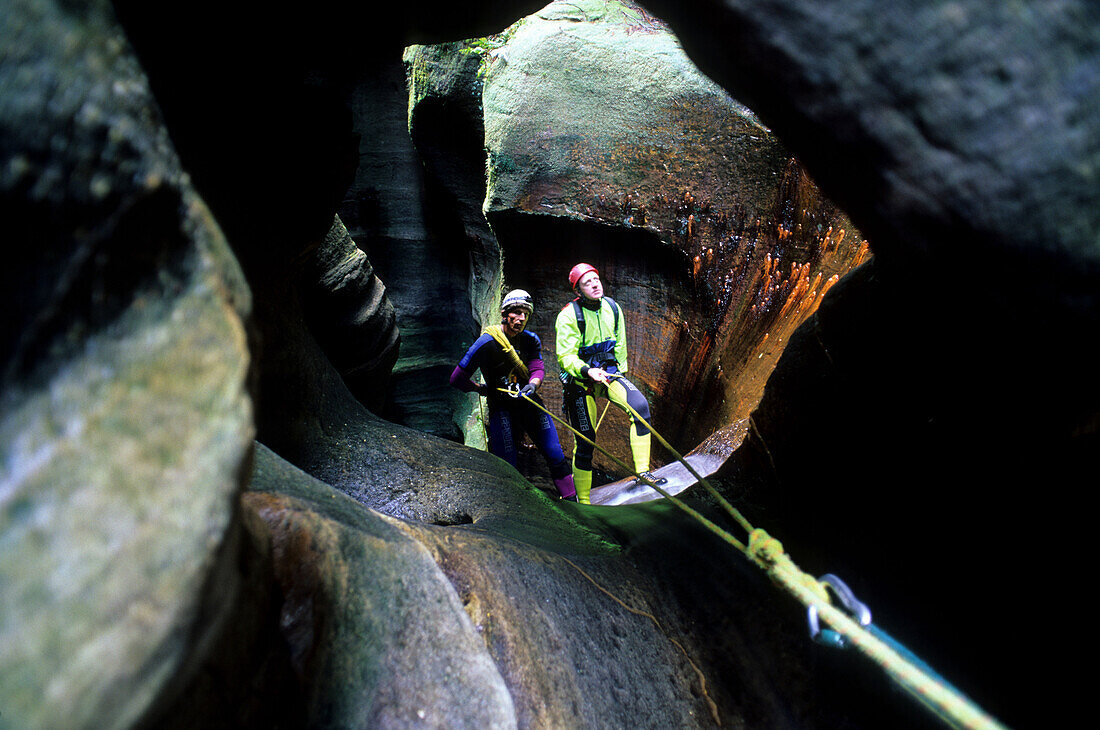 Zwei Leute beim Canyoning, Zwei Schluchtenwanderer im Claustral Canyon, Blue Mountains National Park, New South Wales, Australien