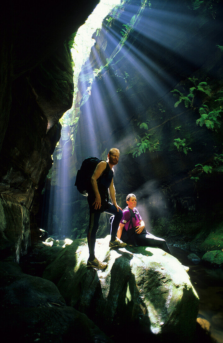 Zwei Leute beim Canyoning, Zwei Schluchtenwanderer im Rocky Creek Canyon, Blue Mountains National Park, New South Wales, Australien