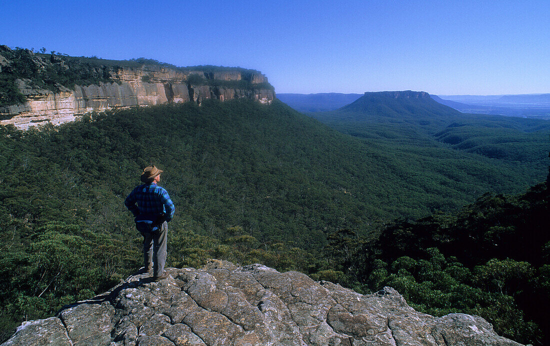 Mann betrachten den Aussicht, Garden of Stone National Park, New South Wales, Australien