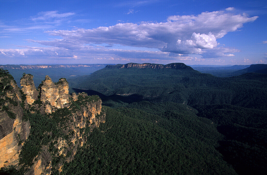 Blick vom Echo Point zu den Three Sisters (links) und Mt. Solidary (Mitte), Blue Mountains National Park, New South Wales, Australien