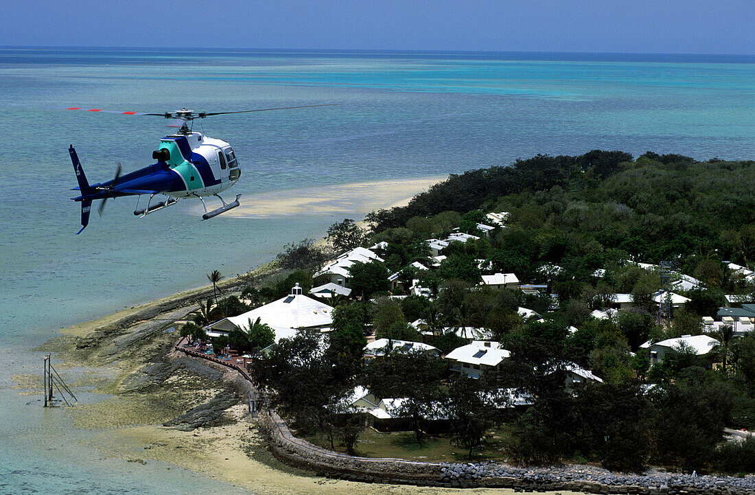 Der Helikopter Shuttle erreicht das Resort auf der Insel, Heron Island, Great barrier Reef, Australien